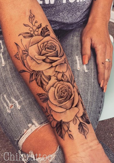 Simplicity Tattoos, Rosen Tattoo Frau, Rose Tattoo Sleeve, Chicano Style, Rose Tattoos For Women, Tato Lengan, Beautiful Flower Tattoos, Inspiration Tattoos, Forearm Tattoo Women