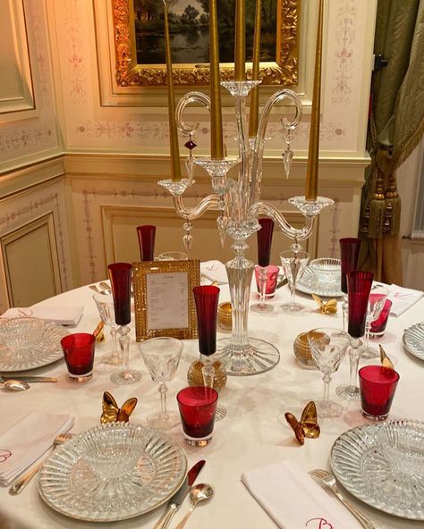 DR. Kimberly Stearns on Instagram: “We saw this beautiful Baccarat crystal table setting at Shangri-La in Paris and are now considering crystal plates in lieu of fine…” Baccarat Table Setting, Fine Dining Table Set Up, Crystal Table Setting, Fine Dining Table Setting, Minimalist Christmas Tree, Crystal Ceiling Light, Baccarat Crystal, Dinner Table Decor, Crystal Glassware