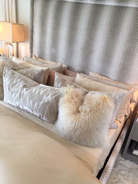 Chloe's Kardashian bed  @stefaniachrys Khloe Kardashian Bedroom, Kardashian Bedroom Decor, Kardashian Bedroom, Kardashian House, Khloe Kardashian House, Comfortable Bedroom Decor, Turquoise Living Room Decor, Kardashian Home, Pillows Decorative Diy