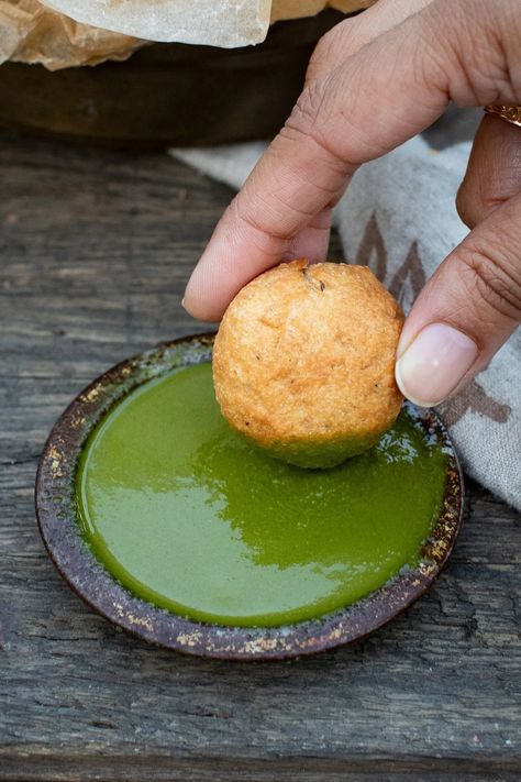 Simple Green Chutney for Chaat Paneer Pakora, Cilantro Chutney, Vegetarian Sweets, Pakora Recipes, Coconut Chutney, Green Chutney, Chaat Masala, Spicy Chili, Breaded Chicken