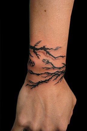 Wrist-Tattoo-Root-Design-For-Men Wrist Tattoos, Punk Tattoos, Tree Branch Tattoo, Thorn Tattoo, Punk Tattoo, Branch Tattoo, Geniale Tattoos, Unique Tattoo Designs, Boy Tattoos