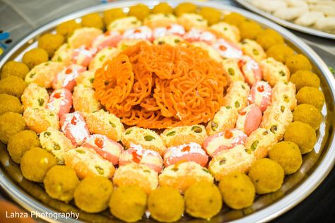 Pre-wedding Celebrations http://maharaniweddings.com/gallery/photo/24160 Wedding Dala, Indian Wedding Food, Wedding Food Display, Wedding Packing, Wedding Sweets, Wedding Gifts Packaging, Fruit Decorations, Wedding Plates, Food Displays