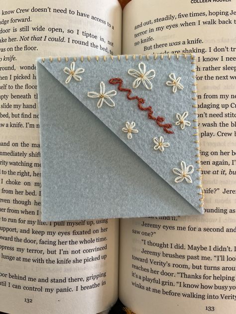 Bookmarks Crochet, Bookmark Crochet, Handmade Bookmarks Diy, Cute Bookmark, Felt Bookmark, Fabric Christmas Ornaments Diy, Christmas Ornaments Diy, Cute Bookmarks, Embroidery Book