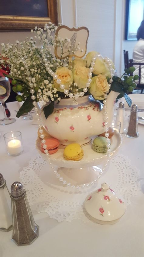 Tea Pot Centerpiece, Princess Tea Party Birthday, Teapot Centerpiece, Cottage Party, Tea Party Centerpieces, Vintage Tea Parties, Tea Cup Party, Tea Party Bridal, Pearl Tea