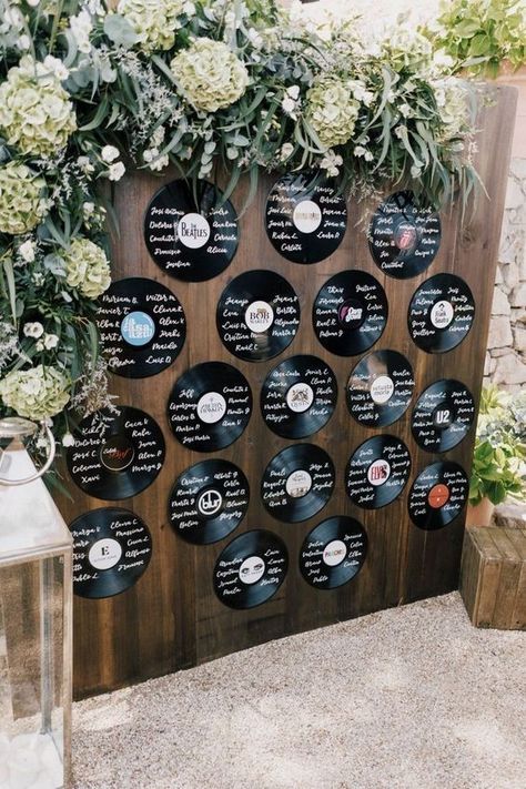 Record Wall Wedding, Vinyl Record Wedding Seating Chart, Vinyl Record Backdrop, Vinyl Seating Chart Wedding, Vinyl Record Centerpiece Ideas, Music Theme Party Decorations, Music Wedding Invitations, Sitting Plan, Mami Rhea