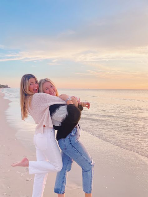 Cute Duo Insta Poses, Cute Poses At The Beach, Best Friends Photos Beach, Beach Poses For Friends, Bestie Photoshoot Ideas Beach, Best Friend Pictures On The Beach, Cute Duo Beach Pics, Poses With A Friend, Instagram Pose Ideas Two People