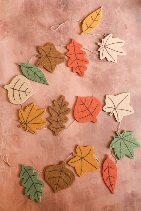 DIY Felt Leaf Garland — Entertain the Idea Diy Felt Pumpkins, Felt Crafts Autumn, Fall Diy Garland, Diy Felt Decor, Halloween Diy Garland, Autumn Home Decor Diy, Thanksgiving Felt Garland Diy, Felt Autumn Leaves, Diy Felt Leaf Garland