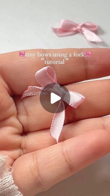 ♡danyellfelix♡ on Instagram: "ྀིྀི🎀make tiny bows with me using a fork!🎀 ྀིྀིi saw this hack on pinterest and thought i try it out 💘 i hope this mini tutorial was helpful for u guys 💌  . . . #crochet #bows #bowsaesthetic #ａｅｓｔｈｅｔｉｃ #aesthetic #bow #bowaesthetic #aestheticfyp #aesthetictrend #trendbows #crochetbows #bowscrochet #pinkbows #pinkbow #crochetaesthetic #crochetfyp #foryourfeedcrochet #foryourfeedbows" Couture, Fork Ribbon, Fork Bow, Ribbon Bow Tutorial, Aesthetic Bow, Bow Making Tutorials, Christmas Pebble Art, How To Tie Ribbon, Ribbon Craft