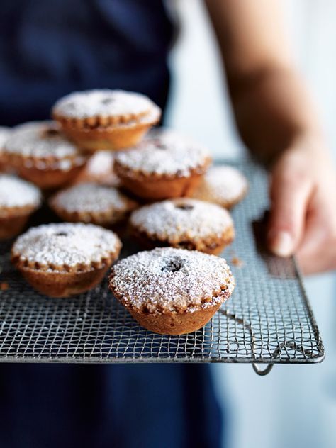 Mince Pie Pastry, Christmas Baking Recipes Easy, Fruit Mince Pies, Christmas Baking Easy, Donna Hay Recipes, Mince Pie Recipe, Mince Pies Christmas, Pie Pastry, Christmas Baking Recipes