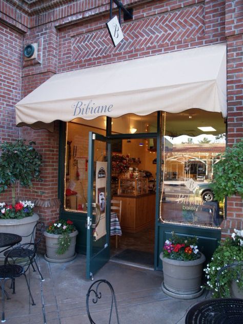 Small Town Bakery Exterior, Bakery With House On Top, Bakery Shop Exterior, Rustic Bakery Exterior, Small Bakery Exterior, Small Bakery Exterior Design, Bakery Bookstore, Bookstore Bakery, Small Bakery Aesthetic