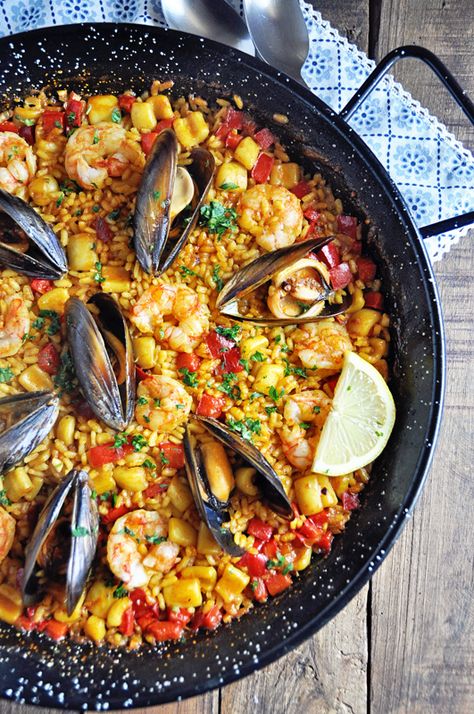 Authentic Spanish Seafood Paella Recipe - Spain on a Fork Seafood Paella Recipe Authentic Spain, Paella Recept, Spanish Seafood Paella, Burnt Rice, Seafood Paella Recipe, Spanish Paella Recipe, Paella Recipe Seafood, Spanish Paella, Paella Pan