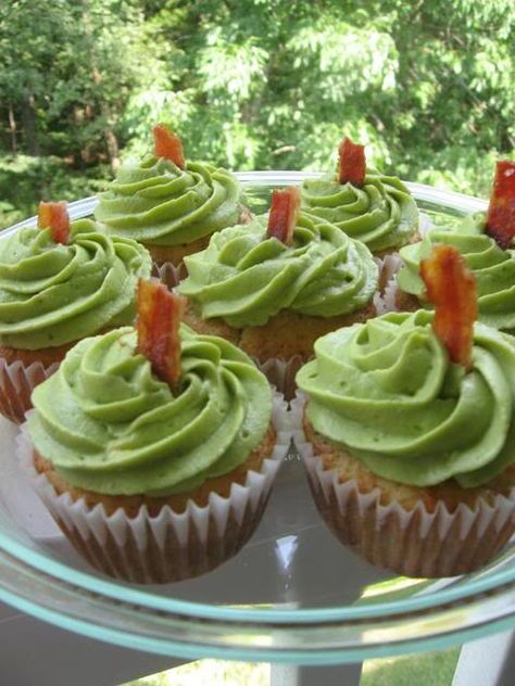 Cheddar chive bacon cupcakes with avocado frosting...  You have our attention. Savory Cupcakes, Avocado Frosting, Bacon Cupcakes, Bowl Food, With My Love, Savoury Cake, Sweet Onion, Base Foods, Cupcake Recipes