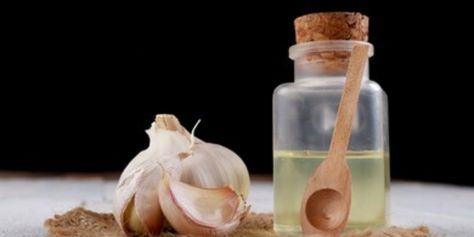 Making garlic juice at home is a simple task that doesn’t take much time. Not only does it improve your overall health, but it also helps prevent common infections. Garlic Juice How To Make, Juice For Hair, Artery Cleanse, Garlic Juice, Garlic Benefits, Vinegar Dressing, Raw Garlic, Garlic Seasoning, Garlic Bulb