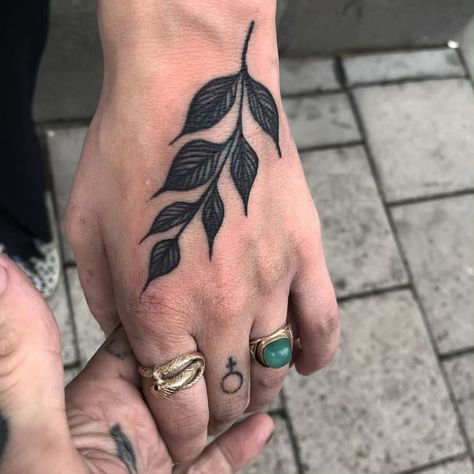 Instagram photo by pastilliam • May 8, 2019 at 2:15 PM Nikko Hurtado, Simple Hand Tattoos, Tattoo Hip, Serpent Tattoo, Leaf Tattoo, Henna Tattoo Hand, Plant Tattoo, Hand Tattoos For Women, Diy Tattoo