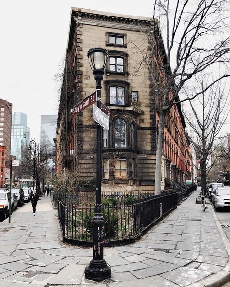 East Village Nyc, Flatiron Building, Architectural Styles, Ny City, Art Deco Architecture, Cozy Autumn, East Village, Architecture Fashion, The Coffee