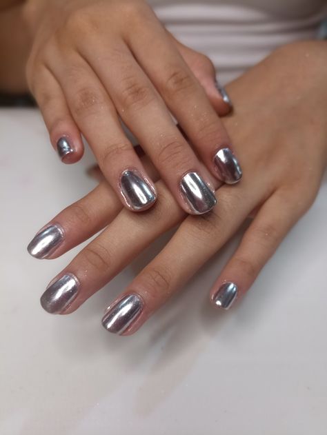 #uñas #nails #silver Silver Natural Nails, Short Silver Chrome Nails, Silver Short Nails, Silver Nails Short, Silver Acrylics, Short Silver Nails, Nail Manicure Ideas, Acrylic Nail Polish, Nails Silver