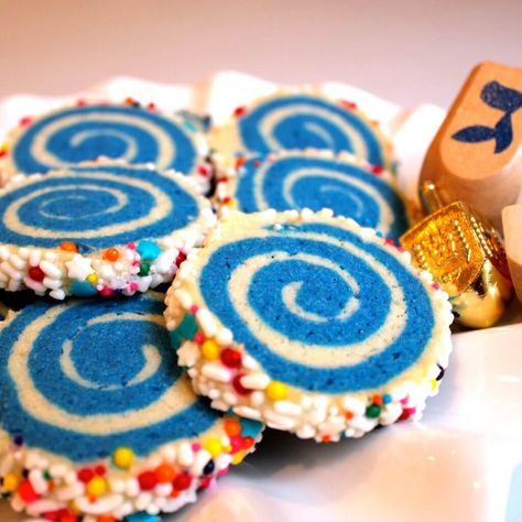 Who's up for a holiday/ Chanukah cookie exchange featuring these Dizzy Dreidel inspired Hanukkah Pinwheel Cookies? Fun to make AND eat! Hannukah Cookies, Xylitol Recipes, Hanukkah Cookies, Pinwheel Cookies Recipe, Hanukkah Desserts, Hanukkah Recipes, Desserts For Kids, Jewish Holiday Recipes, Hanukkah Party