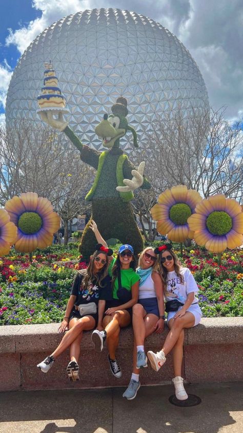 Disney World Best Friends, Disney Photo Ideas Friends, Disneyland Couples Pictures, Epcot Photo Ideas, Disney World Pictures Ideas, Disney Bands, Disney Movie Collection, Disney Poses, Disney Fits