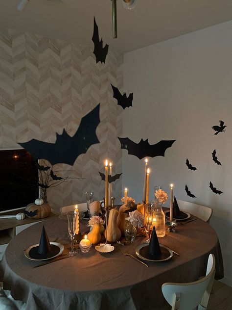 Halloween Autumn Decor, Home Halloween Party Ideas, Halloween Diner Decor, Halloween At Home Ideas, Halloween Decor Home, Halloween Party Inspiration, Holloween Decore Idea Indoor, Diy Halloween Wall Decor, Halloween Dinner Table Decor