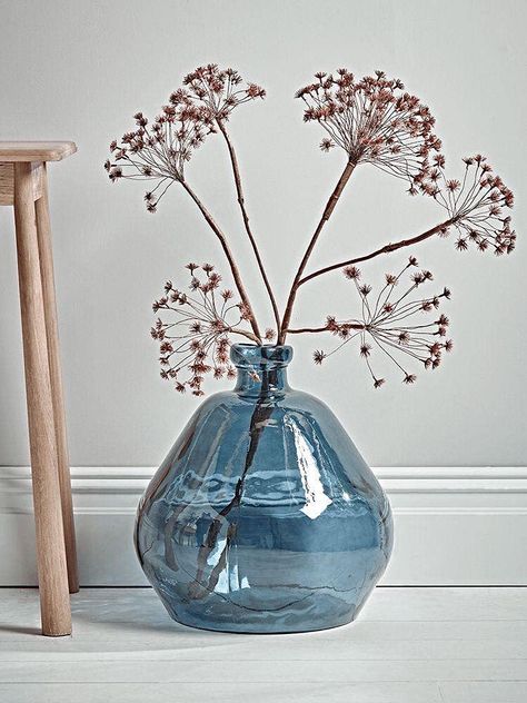 this vase tho 😱 #decorinspo #kitchendecor #interiordesigner #livingroomdecoration #interiorandhome #livingroomdesign #homedeco #homeinspiration #decor #homestyle #urbanjungle #urbanjunglebloggers #urbanjungleblog #urbanjungleblogger #plantaholics #vase #bluevase #flowervase #ad #blownglass #glass #glassvase Tafel Decor, Blown Glass Vase, Outdoor Christmas Lights, Festoon Lighting, Deco Floral, Artificial Flower Arrangements, Blue Vase, Floor Vase, Outdoor Wall Lights