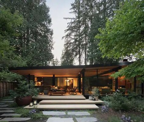 What Drawbacks Do Ranch-Style Homes Have? - A House in the Hills Canadian House, Olson Kundig, Mid Century Modern Exterior, Country Modern Home, Mid Century Ranch, Country House Design, Miami Houses, Midcentury Home, Casas The Sims 4