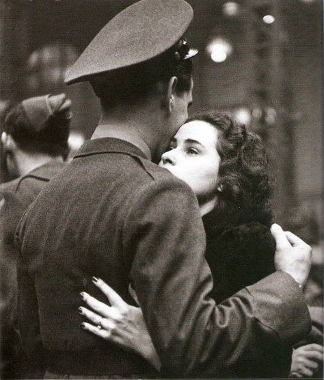 One last hug... Klasik Hollywood, Long Goodbye, White Poppies, The Long Goodbye, Old Fashioned Love, Crafts Origami, Alfred Eisenstaedt, Vintage Couples, Gabriel Garcia Marquez