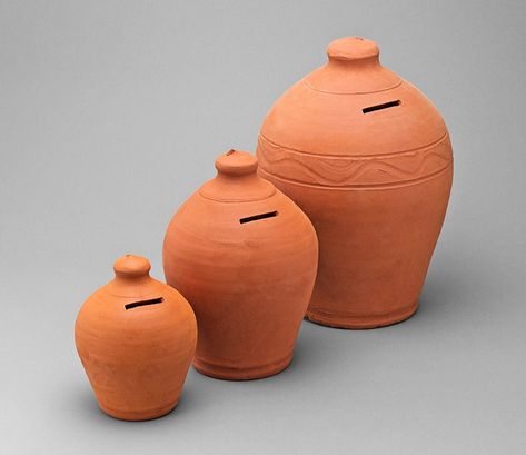 Size: Small: H 19cm Medium: H 22cm Large: H 28cm Extra large: H 32cm Features: Made in Spain Eco-friendly, it's made with clay and a little salt. Every piece is unique DIEGOS® Roman piggy bank What makes the traditional Roman piggy bank unique, is the fact that it does not have an opening at the bottom. The only way to open it is by breaking it. Our piggy banks have been entirely handcrafted for generations in the community of Valencia since the 15th century. In Spanish tradition children are gi