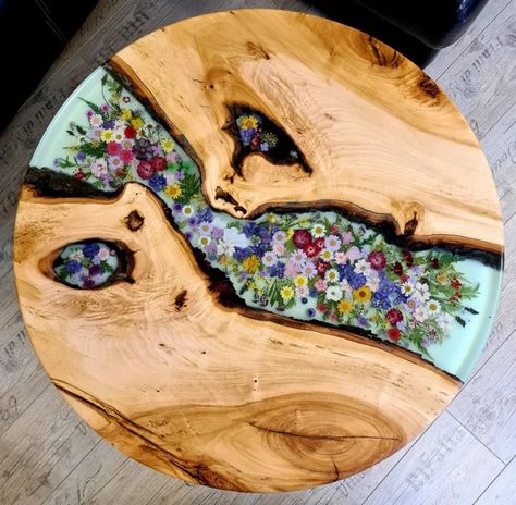 Mozaik Table, Small Epoxy Resin Projects, Diy Resin Coffee Table, Circle Tables, Table Artwork, Diy Resin Table, Resin Tables, Resin And Wood Diy, Epoxy Projects