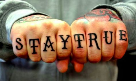 Stay true tattoo Stay True Tattoo, Finger Tattoos Words, Hand Tattoo Images, Herren Hand Tattoos, Wörter Tattoos, Hand Fonts, Knuckle Tattoos, Hand Tats, True Tattoo