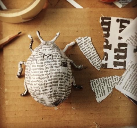 Rolled Magazine Art, Beautiful Acrylic Painting, Folding Origami, Bug Art, Paper Mache Art, Cardboard Art, Insect Art, A Bug, Magazine Art