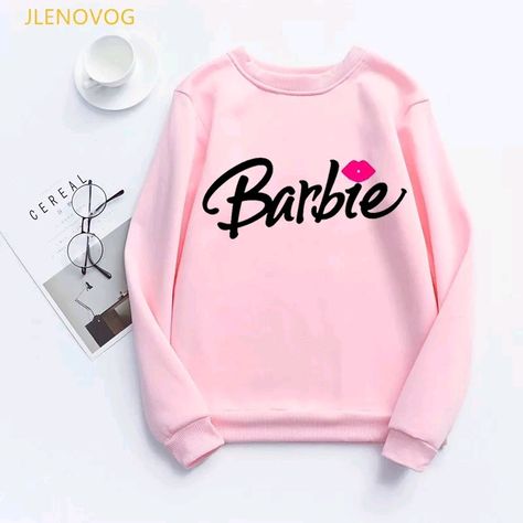 Suéter Barbie Pull Barbie, Barbie Print, Barbie Sweatshirt, Kawaii Hoodie, Men Wear, 90s 00s, Colorful Hoodies, Pink Tops, Graphic Hoodies