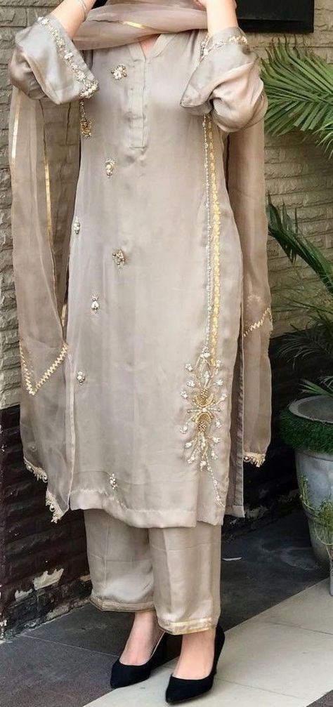 Pakistani Thread Embroidery Suits, Summer Party Wear Punjabi Suit, Pretty Suits Indian, Embroidery Suits Design Simple, Kadhai Suit Designs, Hand Embroidery Designs For Suits Party Wear, Pakistani Simple Suits, Style Outfits Summer, Simple Suits