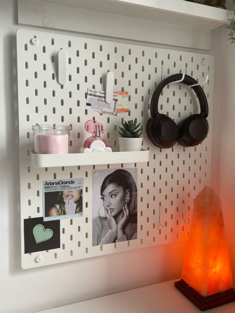 White Board Aesthetic Ideas, Peg Board Above Desk, Ikea Grid Board, Ikea Pinboard Ideas, Aesthetic Ikea Pegboard, Ikea Board Aesthetic, Ikea Pin Board Ideas, Peg Board Ideas Aesthetic, Ikea Board Wall