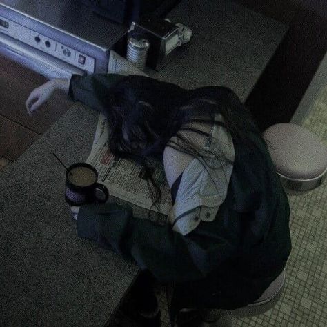 Girl Sleeping, Pretty When You Cry, Foto Ideas Instagram, A Cup Of Coffee, Intj, Night Aesthetic, Aesthetic Grunge, On The Floor, What’s Going On