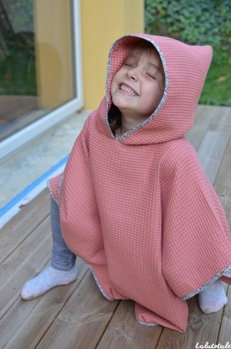 (Tuto COUTURE gratuit ) Une cape de bain à capuche pour enfant Cape Bebe, Range Pyjama, Cape, Couture