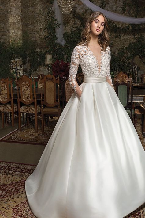 Vestidos de novia Cosmobella 2020: una combinación entre lo clásico y lo moderno  #matrimoniocomco #vestidosdenovia2020 #lookdenovia #modanupcial #cosmobella #noviascolombianas #weddingdress Feminine Wedding, Wedding Dresses Blush, Wedding Dress With Pockets, White Wedding Dress, Wedding Gowns Mermaid, Wedding Dresses Satin, Wedding Gowns Lace, Satin Wedding, Long Wedding Dresses