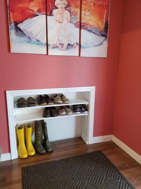 Storage solutions for the shoes in your home. A great DIY idea for an entryway mudroom. DIY storage solution for extra shoes. This space saving shoe storage is brilliant and it looks great. Keep your shoes neat and organized with this simple DIY storage idea for your home! #DIY #storage #organizing #organization #shoes #lifehack #storageideas #organizinghack #Organized #SpaceSaver #ideas #tipsandtricks Shoe Organization Diy, Diy Space Saving, Diy Shoe Storage, Diy Shoe Rack, Diy Space, Entryway Shoe Storage, Bedroom Organization, Small Closets, Clever Storage