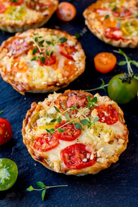 Tomato Tarts, Tomato Tart Recipe, Shortcrust Pastry Recipes, Cheese And Tomato, Tomato Tart, Tomato Pie, Cheese Tarts, Mini Quiche, Savory Tart