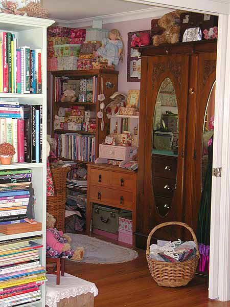 Vintage Craft Room, Vintage Sewing Rooms, Sewing Room Inspiration, Room Organisation, Sewing Spaces, Sewing Room Design, Dream Craft Room, Craft Room Design, Sewing Room Organization