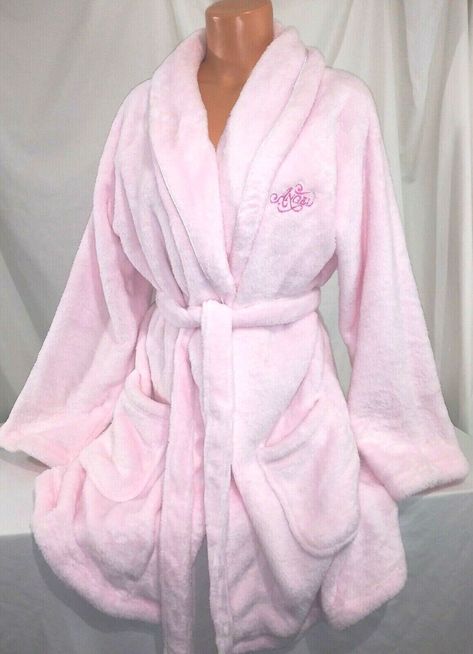 Pink Fluffy Robe Aesthetic, Pink Robe Aesthetic, Bath Robe Aesthetic, Bathrobe Aesthetic, Pink Dressing Gown, Gown Aesthetic, 2000s Girls, Cute Pjs, Girls Robes