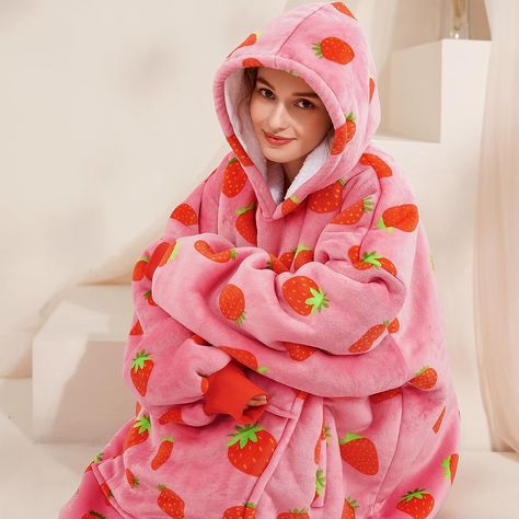 Oodie Wearable Blanket Pink, Oversized Blanket Hoodie, Oodie Blanket Aesthetic, Oodie Wearable Blanket, Sleepwear Aesthetic, Hoodie Blankets, Giant Hoodie, Goth Apartment, Big Hoodie