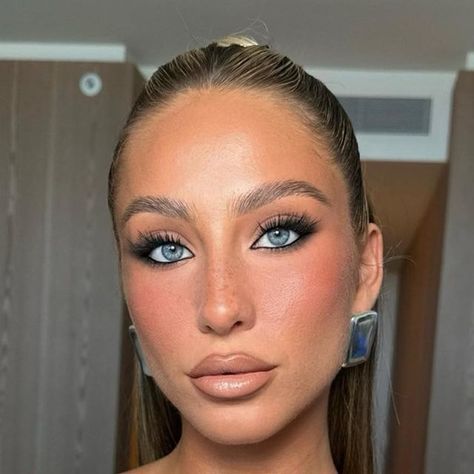 Alix Ashley Earle on Instagram: "recap of the week … now where are we off to? ✈️" Bridal Makeup Bold Lip, Rose Gold Bridal Makeup, Minimalist Bridal Makeup, Gold Bridal Makeup, Makeup Bold Lip, Natural Glam Bridal Makeup, Bridal Skin, Glam Bridal Makeup, Makeup For Brides