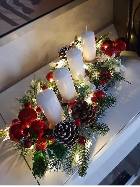 Christmas Centers, Christmas Candle Decorations, Christmas Table Centerpieces, Christmas Centerpieces Diy, Christmas Themes Decorations, Deco Floral, Christmas Table Settings, Christmas Centerpieces, Christmas Table Decorations