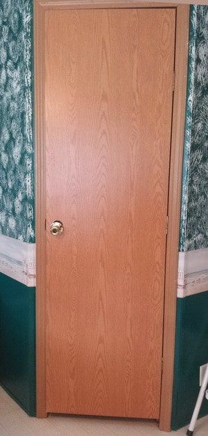 This ugly flat and plain door needs to be updated Update A Plain Door, Door Panel Covers, Door Refurbish Ideas, Cupboard Doors Makeover Bedroom, How To Make A Plain Door Look Better, How To Make Plain Doors Look Better, Refurbish Doors Ideas, Plain Doors Makeover Ideas, Transform Plain Door