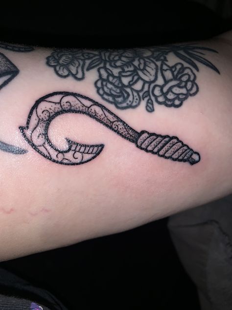 Hawaiian Fish Hook Tattoo, Hawaiian Hook Tattoo, Hook Tattoo Design, Fish Hook Tattoo For Men, Maui Hook Tattoo, Maui Tattoos, Fish Hook Tattoo, Moana Tattoos, Maui Hook