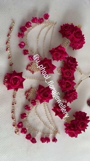 Haldi Ke Liye Jewellery, Bride Wedding Accessories, Haldi Jewellery Bridal Flowers, Flower Necklace Aesthetic, Jewellery For Bride, Flower Bangles, Artificial Earrings, Flower Jewelry Diy, Haldi Jewellery