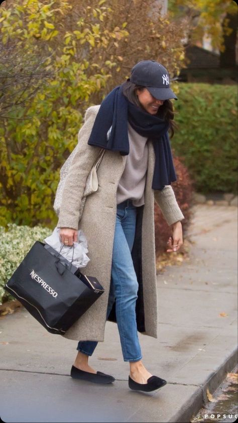 Grey Jeans Winter Outfit, Jeans Winter Outfit, Lawyer Style, Estilo Meghan Markle, Princ Harry, London November, Europe Packing, Meghan Markle Outfits, Louis Bag