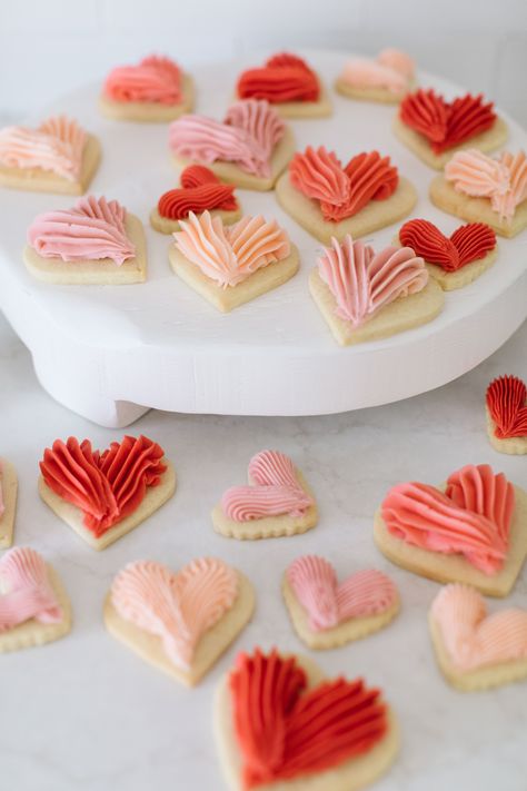 Valentine Biscuits Ideas, Frosted Heart Cookies, Valentine Cookies Decorated Buttercream, Heart Sugar Cookies Decorated, Heart Sugar Cookies, Biscuit Ideas, Valentine Cookies Decorated, Cookie Board, Monika Hibbs