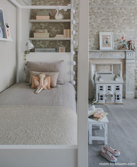 Vintage and romantic looks? Bring them our way! If you love to daydream you might really enjoy this children’s room’s bucolic decoration by Ursula from  Room to Bloom. For this girl’s room, she opted for a soft grey-based style with pink and vintage accents. We love the combination of colours, wallpaper and pretty furniture pieces she […] Bedroom Grey Carpet, Vintage Girls Rooms, Childrens Bedrooms Design, Pink Bedroom For Girls, Kids Room Interior Design, Kids Interior Room, Girl’s Room, Trendy Bedroom, Grey Carpet