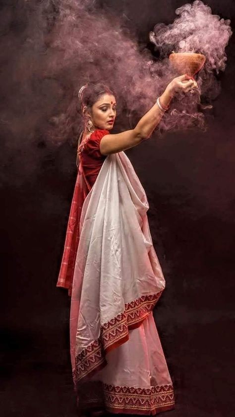 Bangali Girls With Sari, Bangali Navratri Look, Bengali Look Photoshoot, Bengoli Pose, Bengali Photoshoot In Saree, Durga Puja Photography, Bengali Culture, Bengali Saree, Durga Kali